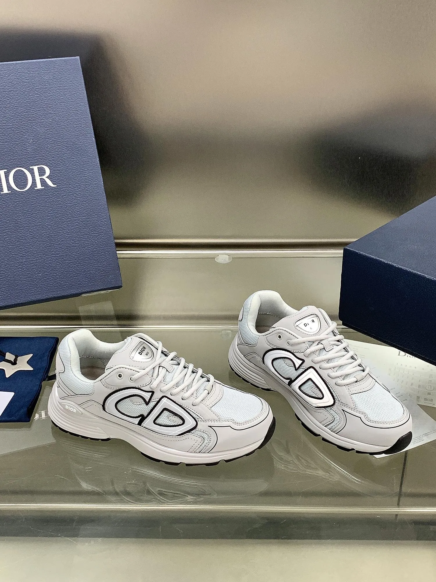 👟👟Ex-factory price 660👟👟 Newly upgraded Dior B30 series dad sneakers. New B30 sneakers. Dad Shoes style shoes that follow the trend of the retro market. The Dior logo on the tongue also indicates that this pair of shoes is the B30 model! B30 uses fine-textured leather and mesh cloth materials to form a shoe body. There are conspicuous letters CD on both sides of the shoe body to indicate identity. Many lines on the shoe body outline details to make the shoes look less monotonous and full of retro flavor. The delivery counter is exquisitely packaged🛍📦 ▪️Fabric: Original customized technical fabric + mesh ▪️Inner lining: Customized breathable lining ▪️Outsole: IP+TPU outsole ▪️Sole thickness: 3.5CM ▪️Size: Women’s size 35-40 / Men’s size 39-45
